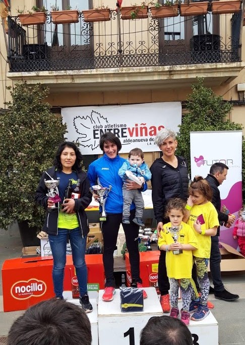 Varios calagurris en la Carrera del Enoturismo de La Aldea, con Berta Pascual en el podio.